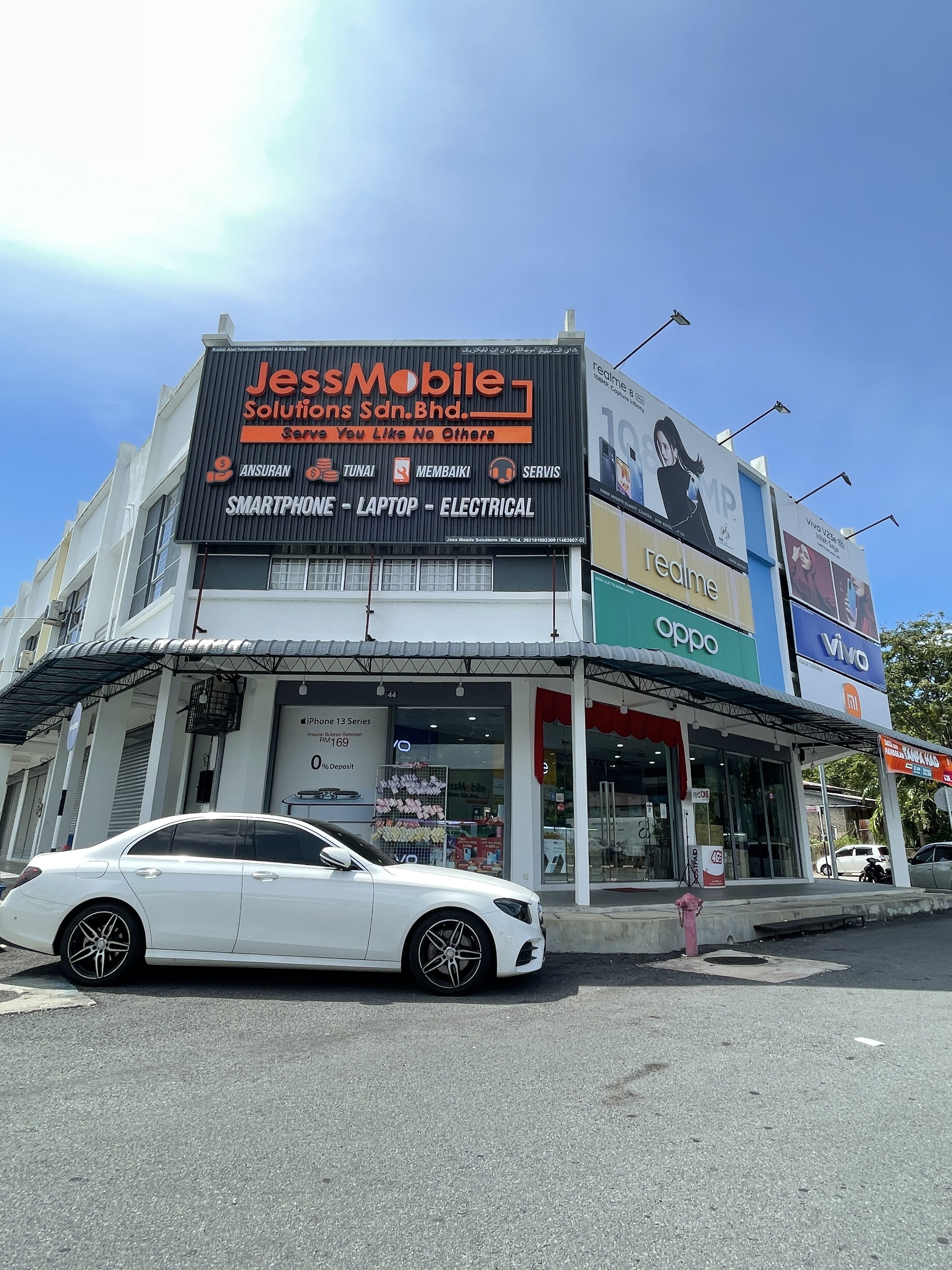 Sena Central - shop lots and commercial activity
